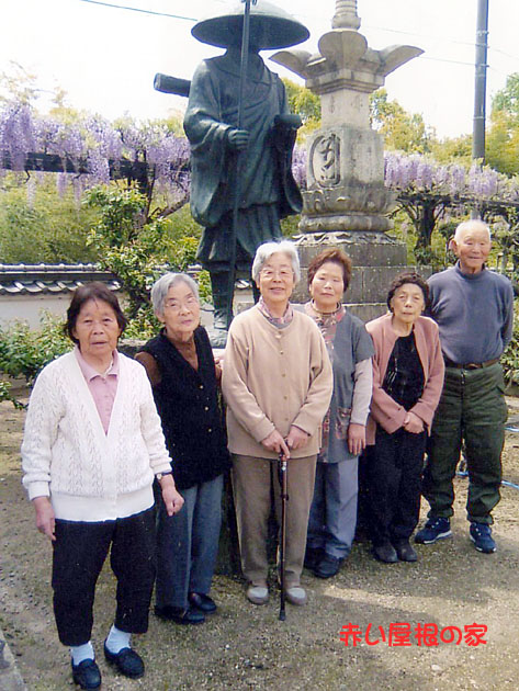 赤い屋根の家「和」でも藤の花の画像